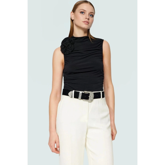 Şık Gece Bluzu Gül Detaylı Crop Örme Bluz Dik Yaka Regular Fit Profesyonel Görünüm