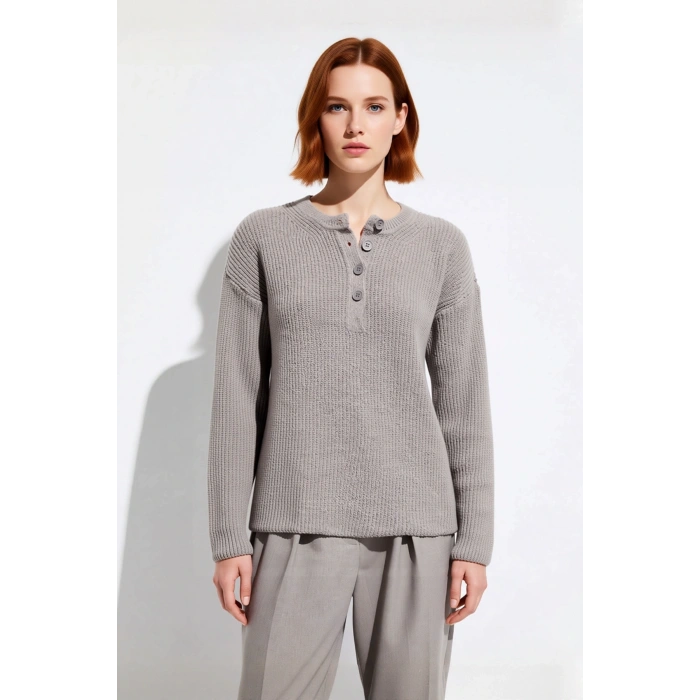 Şık Kadın Düğmeli Bisiklet Yaka Oversize Kalıp Triko Kazak Günlük Kombinleriniz İçin Konforlu Seçim