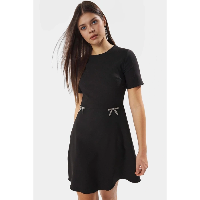 Şık Mini Elbise Fiyonklu Detay 88% Polyester Yazlık Günlük Konforlu Kesim Modern Stil Trend Tasarım