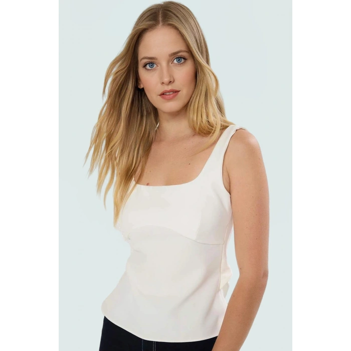 Sırt Fiyonklu Bluz Fitted Kalıp %88 Polyester Yazlık Casual Şık Görünüm Trend Tasarım
