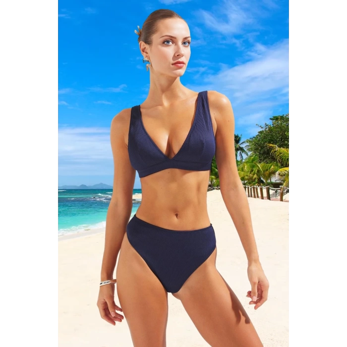 Üçgen Bikini Takımı Şık Detaylı Yüksek Konfor UV Korumalı Ergonomik Kesim Esnek Kumaş
