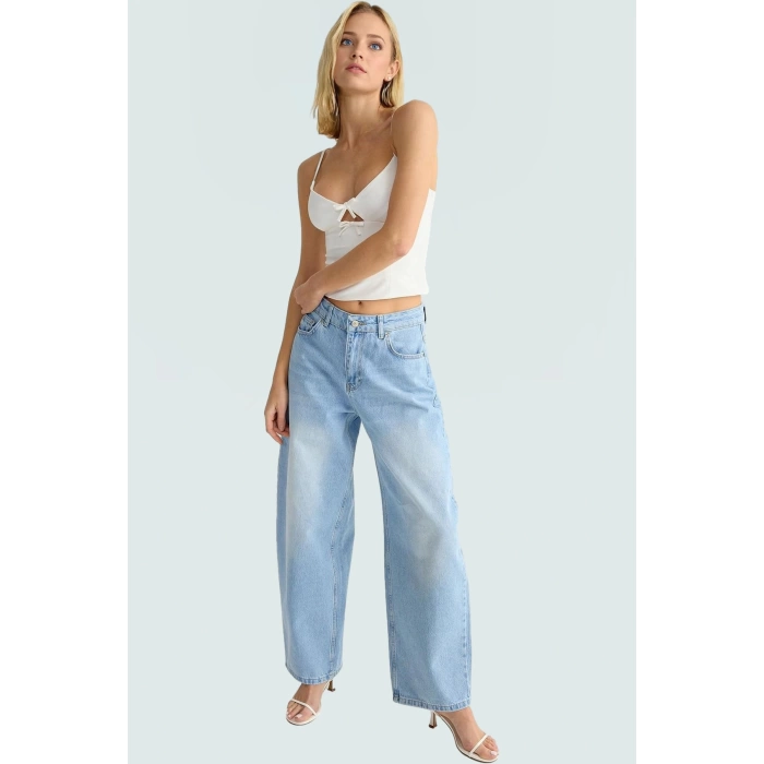 V Yaka İnce Askılı Bluz Regular Kesim Polyester Elastan Kumaş Zarifane Tasarım Rahat Ve Şık