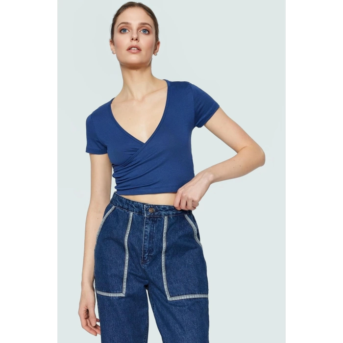 Viskon Süprem Fitted V Yaka Kısa Kollu Crop Bluz Seçkin Malzeme Rahat Kullanım
