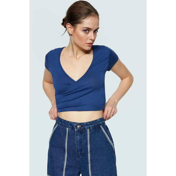 Viskon Süprem Fitted V Yaka Kısa Kollu Crop Bluz Seçkin Malzeme Rahat Kullanım