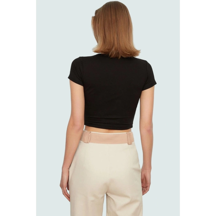 Viskon Süprem Fitted V Yaka Kısa Kollu Crop Bluz Seçkin Malzeme Rahat Kullanım