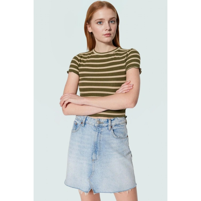 Viskoz Polyester Karışımlı Çizgili Crop Bluz Fitted Kalıp Kısa Kol Rahat Kullanım