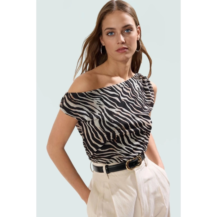 Yazlık Asimetrik Yaka Kısa Kol Örme Bluz Fitted Kalıp Polyester Kumaş Trend Tasarım Konforlu Kesim