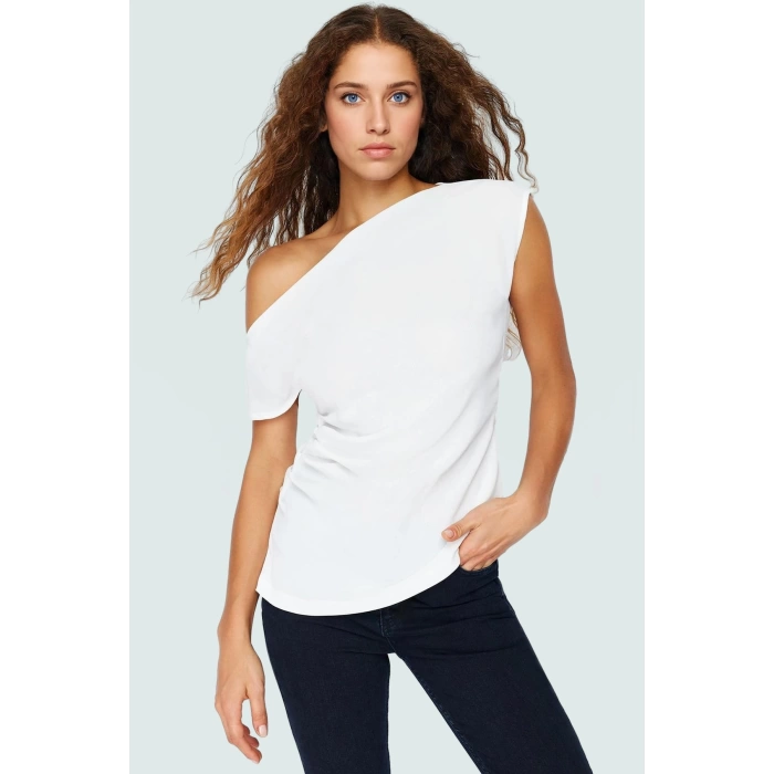Yazlık Bluz Şık Kayık Yaka Tek Kol Krep Dokuma Görünüm Modern Stil