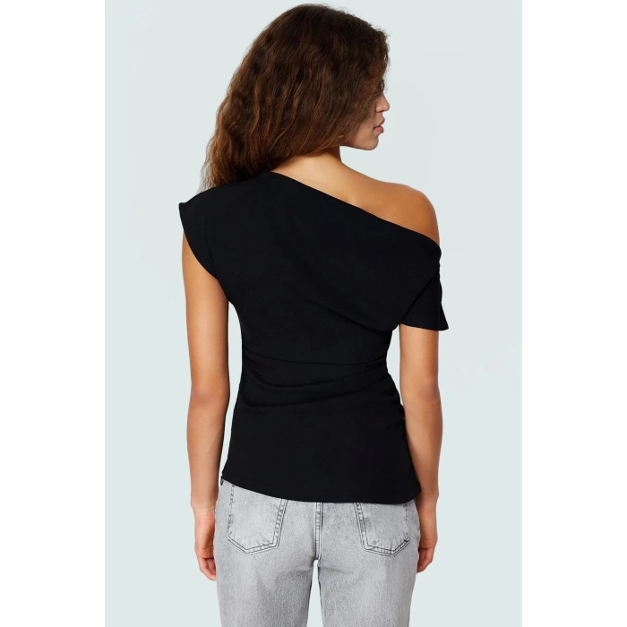 Yazlık Bluz Şık Kayık Yaka Tek Kol Krep Dokuma Görünüm Modern Stil