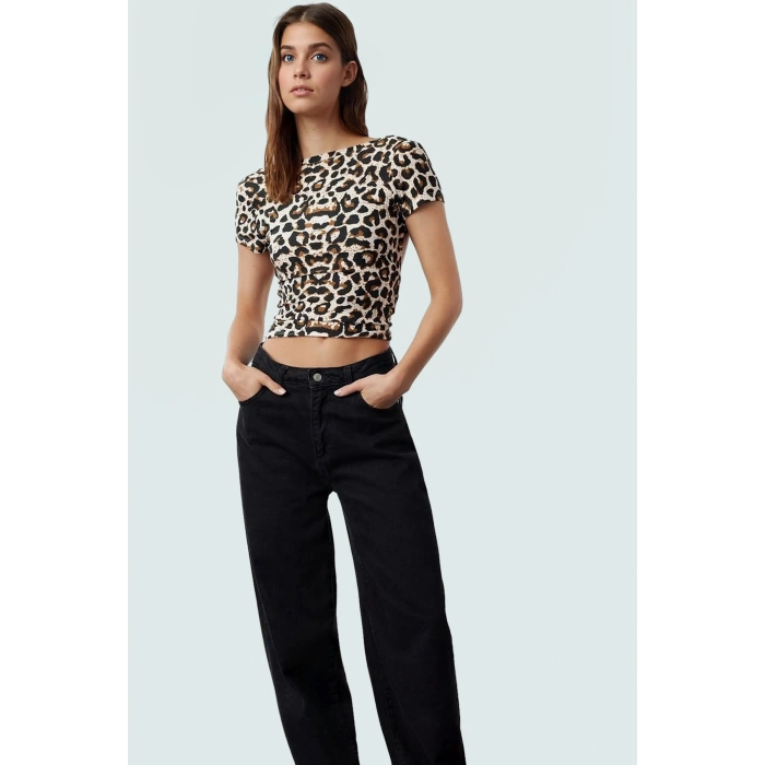 Yazlık Crop Bluz Leopar Desen Fitted Kalıp Mikro Likralı İnterlok Kumaş Zarifane Tasarım