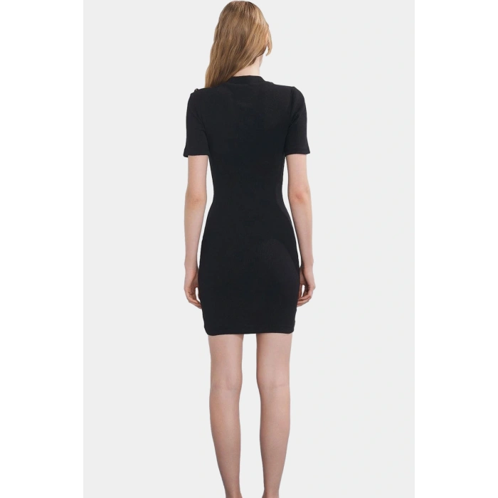 Yazlık Kısa Elbise Örme Kumaş Bodycon Kesim Düğme Detaylı Rahat Ve Şık Modern Stil