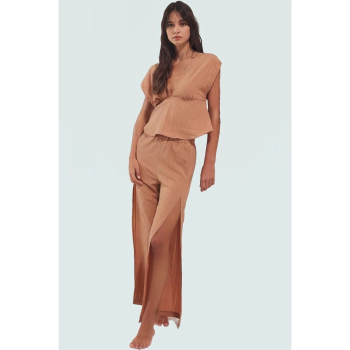 Yazlık Kolsuz Bluz ve Yırtmaçlı Pantolon Takım Dokuma Kumaş Yüksek Kalite Modern Stil