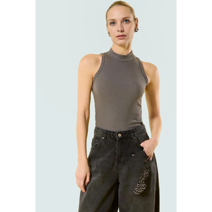 Yazlık Kolsuz Fitted Bluz Dik Yaka Poliviskon Kaşkorse Günlük Stil Zarifane Tasarım