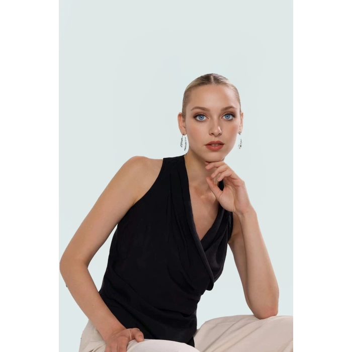 Yazlık Modal Bluz; V Yaka; Fitted; Melfi Dokuma Günlük Kullanım İçin Rahat Ve Şık Seçkin Malzeme