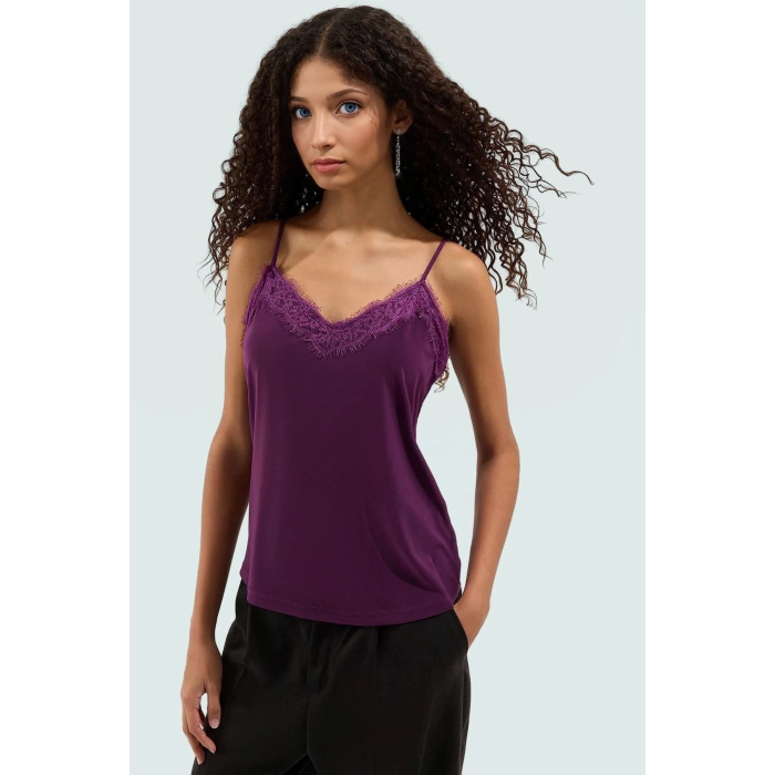 Yazlık Mürdüm Örme Bluz; V Yaka İnce Askılı Dantel Detaylı İş İçin Uygun Modern Stil Rahat Ve Şık