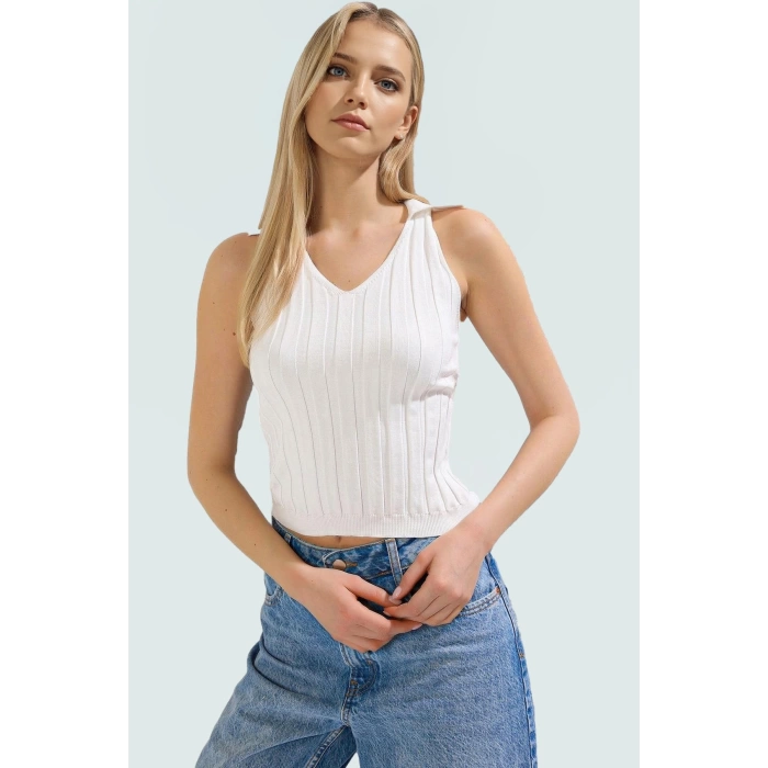 Yazlık Triko Bluz Polo Yaka Crop Fitted Kalıp %100 Polyester Profesyonel Görünüm