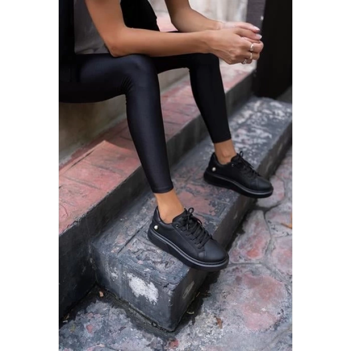 Yuvarlak Burunlu İnci Detaylı Önden Bağcıklı Sneaker Siyah
