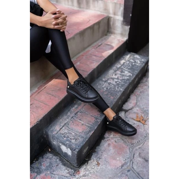 Yuvarlak Burunlu İnci Detaylı Önden Bağcıklı Sneaker Siyah
