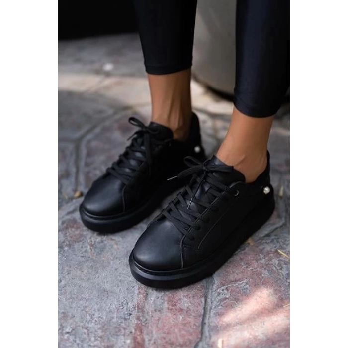 Yuvarlak Burunlu İnci Detaylı Önden Bağcıklı Sneaker Siyah
