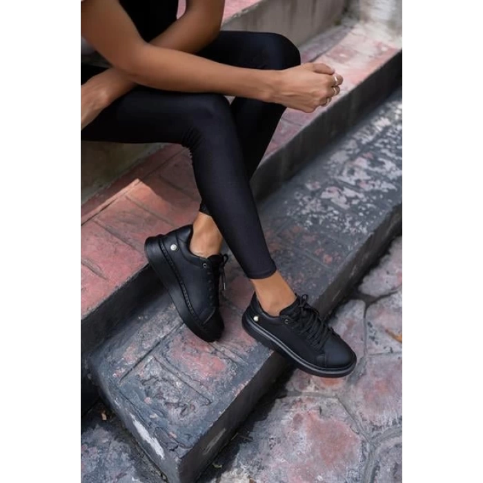 Yuvarlak Burunlu İnci Detaylı Önden Bağcıklı Sneaker Siyah