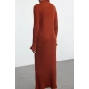 Kadın Moda Şık Tesettür Maxi Boy Bisiklet Yaka Fitted Aksesuar Düğmeli Ribana Triko Elbise