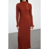 Kadın Moda Şık Tesettür Maxi Boy Bisiklet Yaka Fitted Aksesuar Düğmeli Ribana Triko Elbise