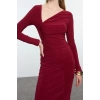 Kadın Moda Şık Midi Boy Asimetrik Yaka Fitted Vücuda Oturan Yaka Detaylı Drapeli Dokuma Elbise