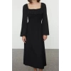 Kadın Moda Midi Boy Kare Yaka Slim Büzgü Drape Detaylı Uzun Kollu Bürümcük Dokulu Kumaş Örme Elbise