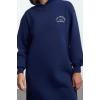 Kadın Moda Şık Midi Boy Kapüşonlu Relaxed Slogan Nakışlı Kalın İçi Polarlı Örme Sweatshirt Elbise