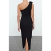 Moda Stil Fitted Asimetrik Yaka Midi Boy Gül Detaylı Tek Kol Dokuma Elbise