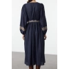 Moda Stil Regular V Yaka Midi Boy Belden Açılan Nakışlı Dokuma Elbise