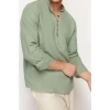 Erkek Moda Uzun Kol Dokuma Koyu Yeşil Slim Fit Yarım Patlı Hakim Yaka %100 Pamuklu Gömlek