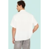 Erkek Yazlık Kısa Kollu Gömlek; Apaş Yaka; Oversize; Beyaz; Günlük Stil Yaz Aylarının Vazgeçilmezi