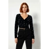 Kadın Fitted Basic V Yaka Siyah Tüylü İnci Detaylı Super Crop Uzun Kollu Triko Kazak İddialı Stil