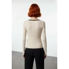 Kadın Fitted Kalıp Fitilli Dokuma Havuz Yaka Triko Kazak İnce Yapısıyla Modern Bir Stil Sunar