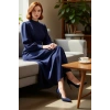 Kadın Lacivert Balon Kol Dik Yaka Kuşaklı Tesettür Dokuma Maxi Elbise Şık ve Konforlu Tasarım