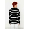 Kadın Oversize Bisiklet Yaka Çizgili Triko Kazak Kış Günleri İçin İdeal Şıklık ve Konfor Sunuyor