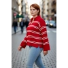 Kadın Triko Çizgili Polo Yaka Kazak Relaxed Kesimiyle Konforlu Ve Şık Bir Kış Kombini Yaratır