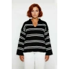 Kadın Triko Çizgili Polo Yaka Kazak Relaxed Kesimiyle Konforlu Ve Şık Bir Kış Kombini Yaratır
