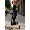 Kadınlar İçin Siyah Çizgili Bisiklet Yaka Düşük Kol Düğme Detaylı Triko Maxi Elbise Kış Kombinleri