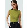Kolsuz Crop Bluz Dik Yaka Örme Kumaş Vücuda Oturan Seçkin Malzeme Profesyonel Görünüm