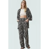 Şık Leopar Desenli Kimono Takım Nefes Alan Polyester Kumaş Görünüm Profesyonel