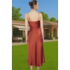 Şık Saten Midi Abiye Elbise Polyester Kumaştan Özel Tasarım Uzun Ömürlü Profesyonel Görünüm