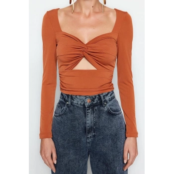 Kadın Moda Şık Crop Kalp Yaka Fitted Kalıp Örme Pencere Cut Out Detaylı Bluz TPRAW24BZ00028
