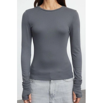 Kadın Regular Bisiklet Yaka Slim Kalıp Örme Viskon Yumuşak Kumaşlı Parmak Geçme Detaylı Esnek Bluz