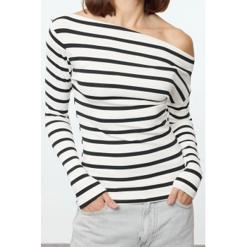 Kadın Carmen Yaka Düşük Kol Slim Kalıp Örme Soft Touch Yumuşak Kumaşlı Vücuda Oturan Esnek Bluz