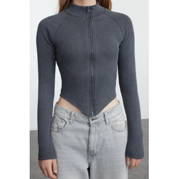 Kadın Fermuarlı Yaka Slim Kalıp Örme Yıkamalı Fermuarlı Fitted Vücuda Oturan Fitilli Esnek Bluz