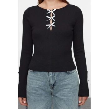 Kadın Moda Şık Regular Bisiklet Yaka Slim Kalıp Örme Fiyonk ve Cut Out Detaylı Vücuda Oturan Bluz