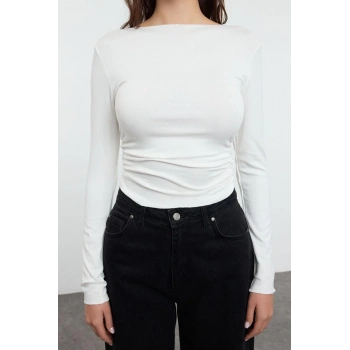 Kadın Crop Kayık Yaka Düşük Kol Slim Kalıp Örme Fitted Vücuda Oturan Büzgü Drape Detaylı Esnek Bluz