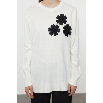 Kadın Tesettür Moda Şık Regular Bisiklet Yaka Uzun Kol Düz İri Çiçek Detaylı Triko Kazak